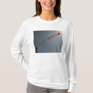 Camiseta Las banderas vuelan sobre la cubierta del USS Iwo 