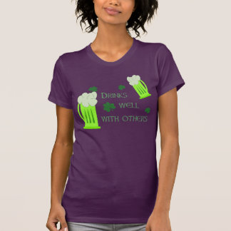 Camiseta Las bebidas divertidas del día del St Patricks