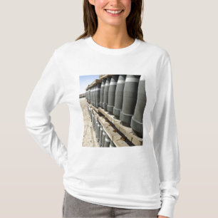 Camiseta Las filas de municiones se apilan y se preparan