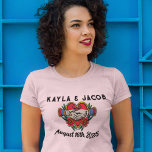 Camiseta Las manos en la Boda de novias del tatuaje del mat<br><div class="desc">Por primera vez en la historia de los Estados Unidos,  en el decenio de 1960 se crearon tatuajes. Ponga su sello personalizado en este magnífico diseño de boda de manos en matrimonio.</div>
