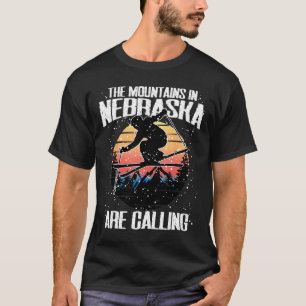 Camiseta Las Montañas De Nebraska Están Llamando A El Esquí
