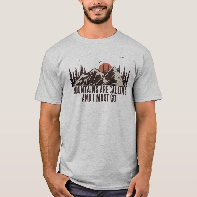 Camiseta Las Montañas Están Llamando, Debo Ir A Caminar (Anverso)