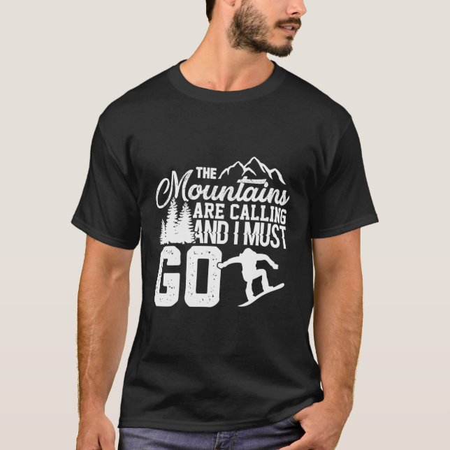 Camiseta Las Montañas Están Llamando Y Debo Ir A La Bola De (Anverso)