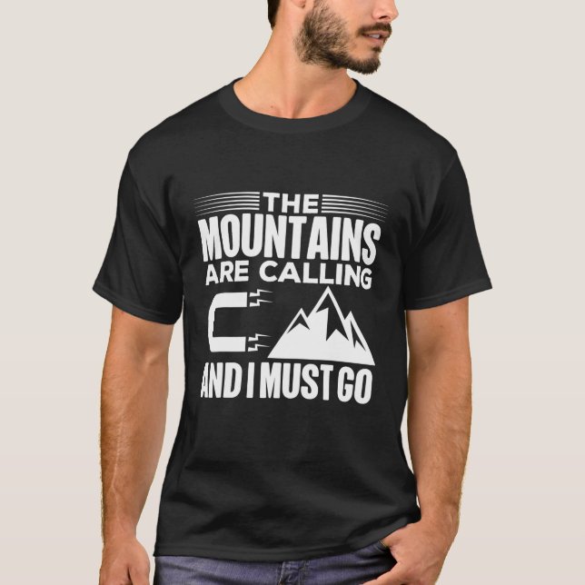 Camiseta Las Montañas Están Llamando Y Debo Ir A Saltar Com (Anverso)