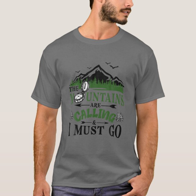 Camiseta Las Montañas Están Llamando Y Tengo Que Ir A Campe (Anverso)