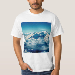 Camiseta Las montañas Himalayas en las nubes cielo azul