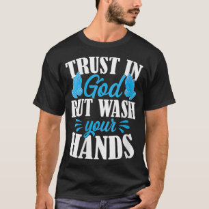 Camiseta Las Mujeres Confían En Dios Pero Lávate Las Manos