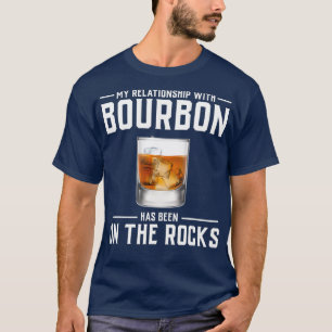 Camiseta Las mujeres de los hombres con alcohol sobre las r