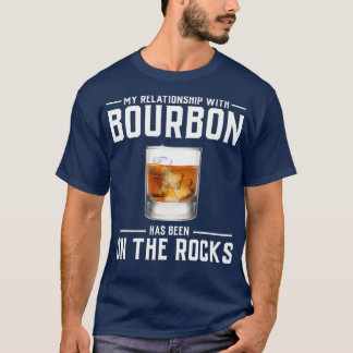 Camiseta Las mujeres de los hombres con alcohol sobre las r