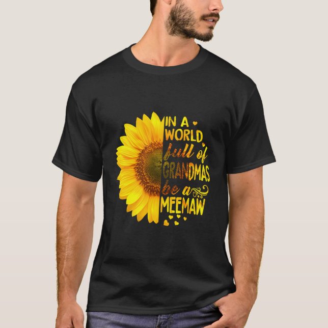 Camiseta Las Mujeres En Un Mundo Lleno De Abuelitos Sean Me (Anverso)