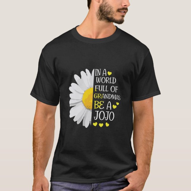 Camiseta Las Mujeres En Un Mundo Lleno De Abuelitos Sean Un (Anverso)