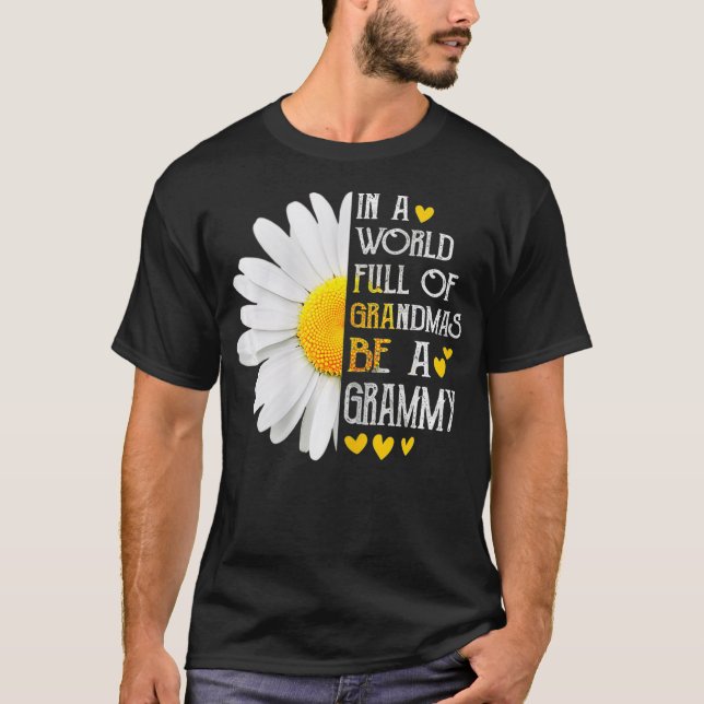 Camiseta Las Mujeres En Un Mundo Lleno De Abuelitos Sean Un (Anverso)