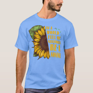 Camiseta Las Mujeres En Un Mundo Lleno De Abuelitos Sean Un