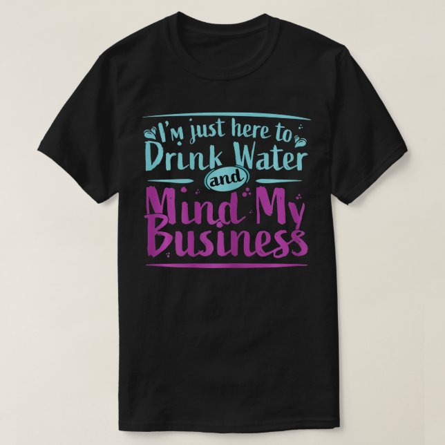 Camiseta Las mujeres están aquí para beber agua y pensar en (Diseño del anverso)