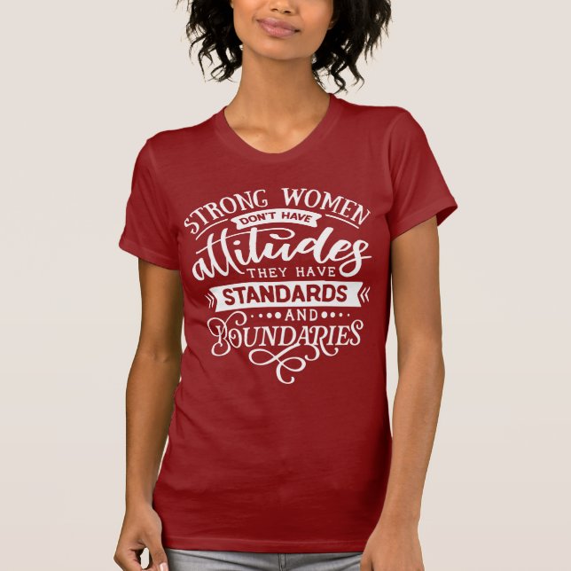 Camiseta Las mujeres fuertes no tienen actitudes (Anverso)