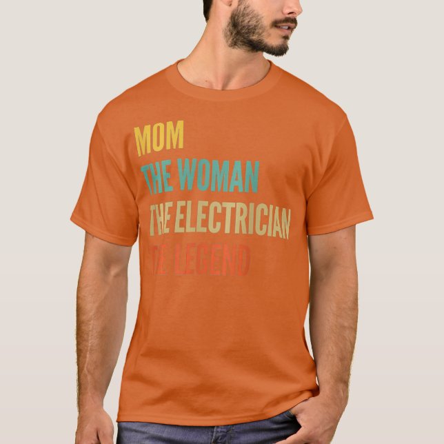 Camiseta Las Mujeres La Mamá La Mujer El Electrista El (Anverso)