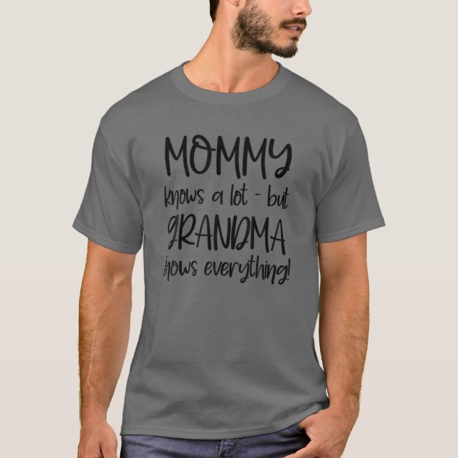 Camiseta Las mujeres mami saben mucho pero la abuela lo sab (Anverso)
