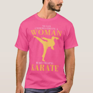 Camiseta Las Mujeres Nunca Subestiman A Una Mujer Que Entre