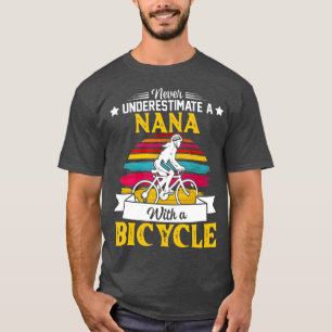 Camiseta Las Mujeres Nunca Subestiman Una Nana Con Biciclet
