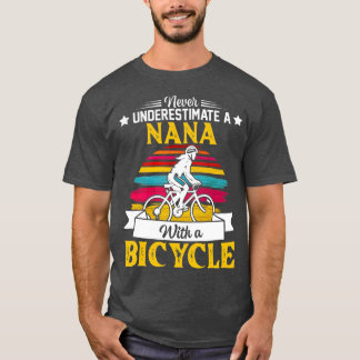 Camiseta Las Mujeres Nunca Subestiman Una Nana Con Biciclet
