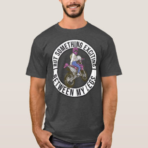 Camiseta Las Mujeres Ponen Algo Emocionante Entre Mis Piern