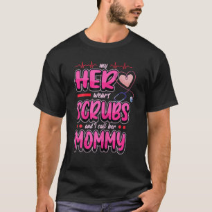 Camiseta Las Mujeres Que Llevan Scrubs Y Yo La Llamo Nu Mam