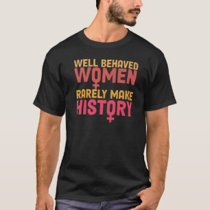 Camiseta Las mujeres que se comportan rara vez hacen femini