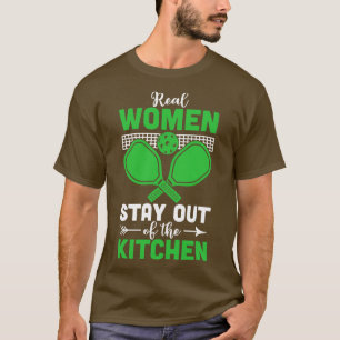 Camiseta Las Mujeres Reales Se Mantienen Fuera De La Cocina