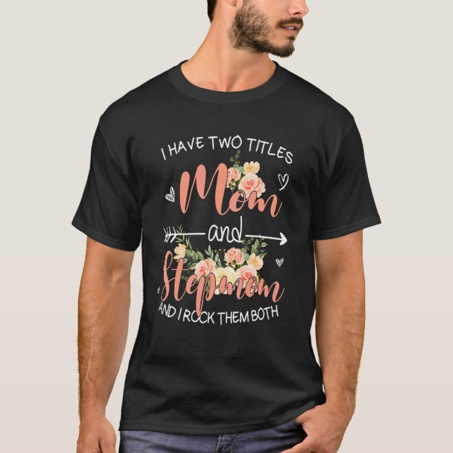 Camiseta Las Mujeres Tengo Dos Títulos Mamá Y Stepmom Flora (Anverso)