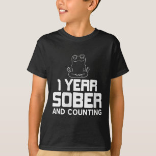 Camiseta Las Mujeres Un Año Más Sobria Y Contando Graciosa