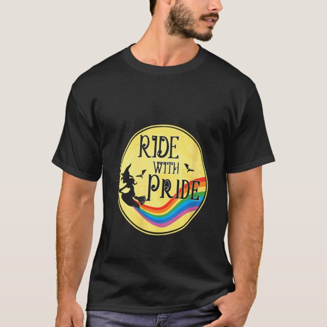 Camiseta Las Mujeres Viajan Con Orgullo Lgbt Salón De Bruja (Anverso)
