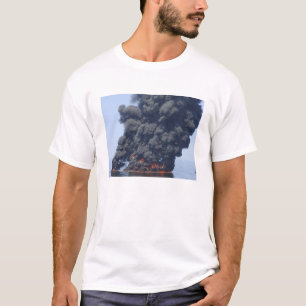 Camiseta Las nubes oscuras del humo y del fuego emergen 2