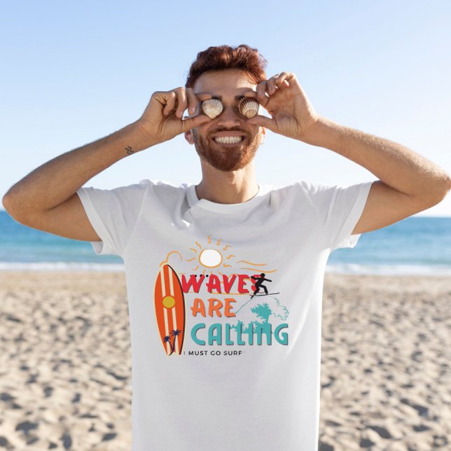 Camiseta Las olas están llamando debo ir a surfear T-Shirt (Subido por el creador)