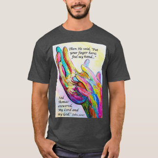 Camiseta Las pinturas de uñas en sus manos