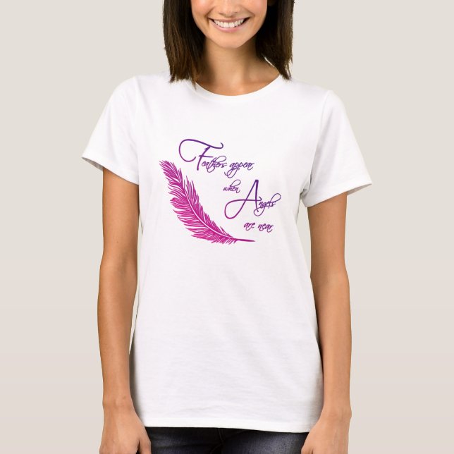 Camiseta Las Plumas Aparecen Cuando Los Ángeles Están Cerca (Anverso)