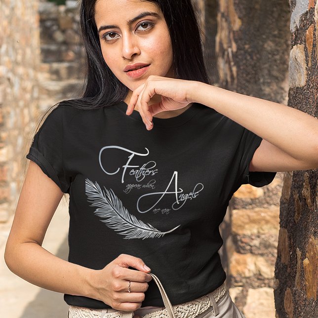 Camiseta Las plumas aparecen cuando los ángeles están cerca (Subido por el creador)