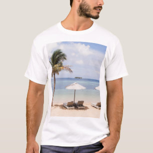 Camiseta Las sombrillas tropicales son blancas y de palma.