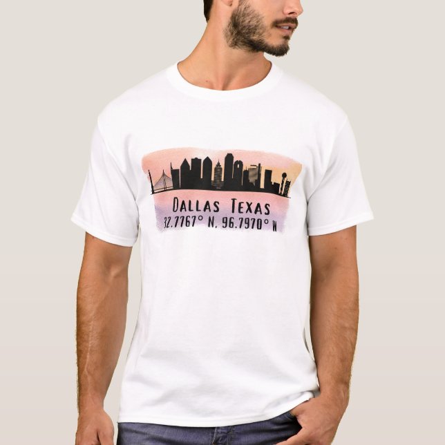 Camiseta Latitud y longitud del Skyline TX de Dallas (Anverso)