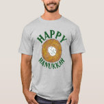 Camiseta Latkes Felices Fiestas Judías en Hanukkah Chanukah<br><div class="desc">El diseño presenta un original ilustracion de marca de un delicioso panqueque de patata de latke con crema agria, un producto básico de la cocina judía de vacaciones. ¡Ideal para las celebraciones de Hanukkah! Este diseño de latkes de Chanukah también está disponible en otros productos. En esta tienda también hay...</div>
