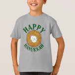 Camiseta Latkes Felices Fiestas Judías en Hanukkah Chanukah<br><div class="desc">El diseño presenta un original ilustracion de marca de un delicioso panqueque de patata de latke con crema agria, un producto básico de la cocina judía de vacaciones. ¡Ideal para las celebraciones de Hanukkah! Este diseño de latkes de Chanukah también está disponible en otros productos. En esta tienda también hay...</div>