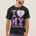 Camiseta lavender, amo a mi hija | Dia divertida del padre<br><div class="desc">Crea tu propio edredón de lavanda Amo a mi hija Foto de texto con esta moderna y divertida plantilla de camisa que incluye una fresca fuente de serif en una losa y una foto de personalizado en un enorme corazón rojo. Añade tu propia foto, tu nombre o cualquier texto personalizado....</div>