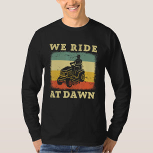 Camiseta Lawn Mowing Dad Gardening Nosotros Viajamos En Daw