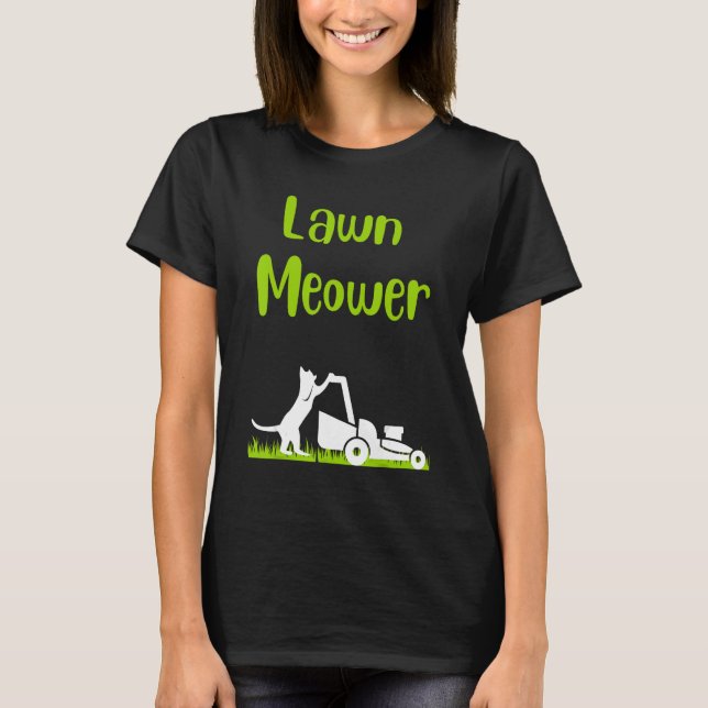 Camiseta Lawn mowing standing cat cutting grass meowing pun (Anverso)