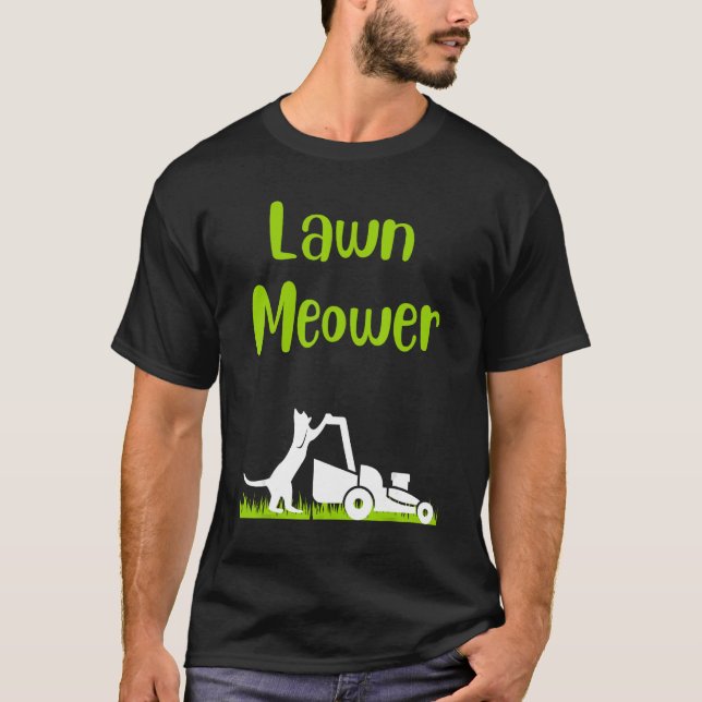Camiseta Lawn mowing standing cat cutting grass meowing pun (Anverso)