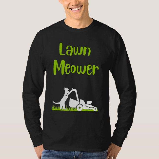 Camiseta Lawn mowing standing cat cutting grass meowing pun (Anverso)