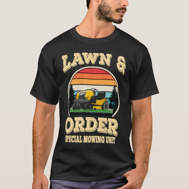Camiseta Lawn & Order Special Mowing Unit  Dad Jokes (Anverso)