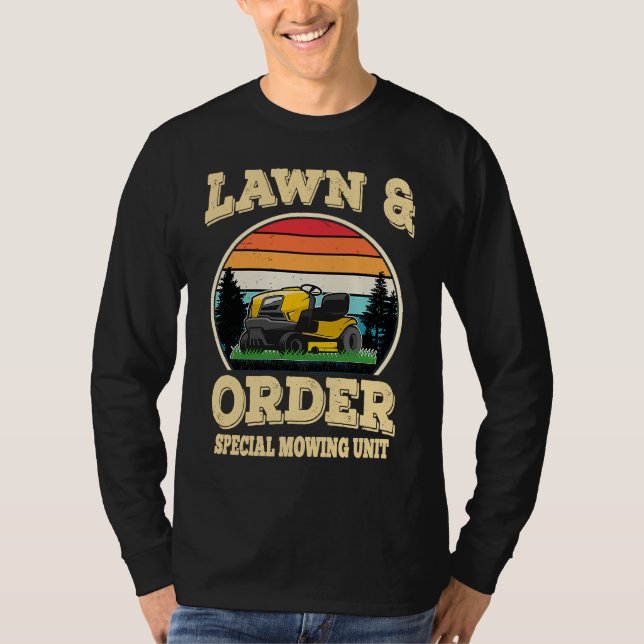 Camiseta Lawn & Order Special Mowing Unit  Dad Jokes (Anverso)