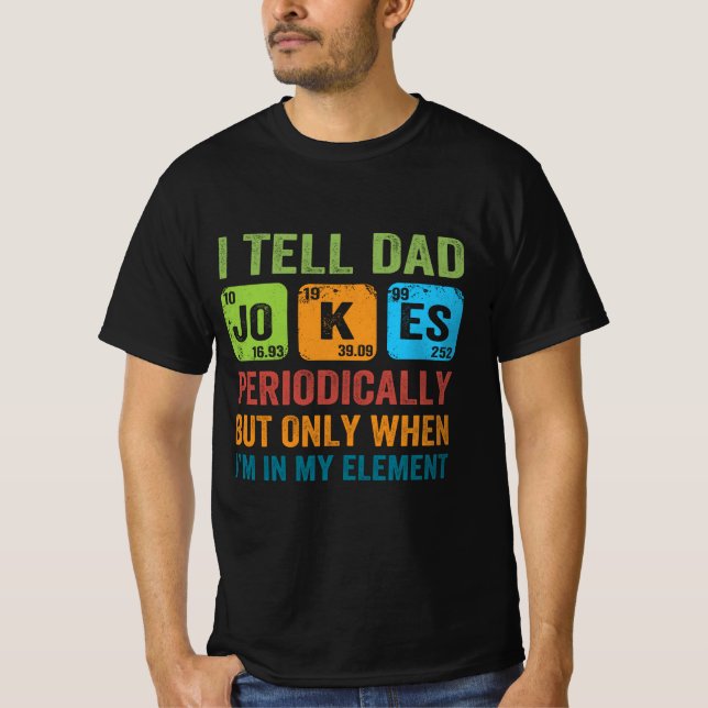 Camiseta Le Cuento Chistes A Papá Periódicamente, Pero Sólo (Anverso)