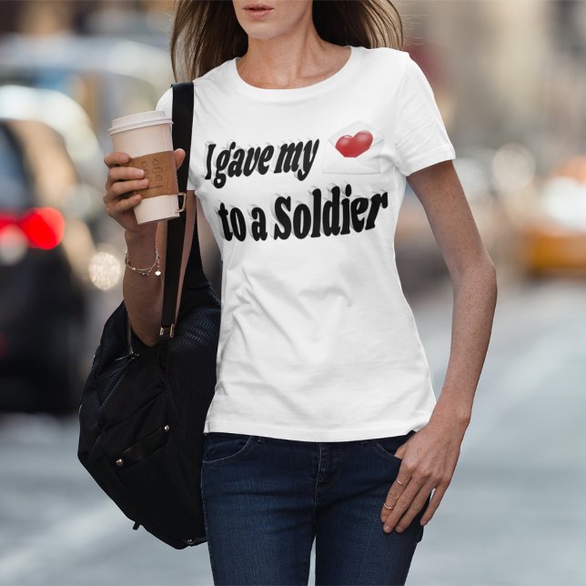 Camiseta Le di mi corazón a un soldado (Subido por el creador)