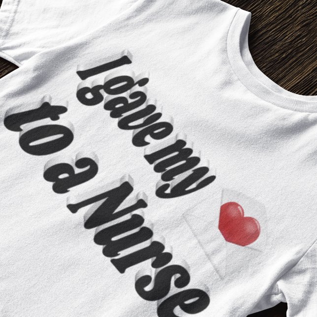 Camiseta Le di mi corazón a una enfermera (Subido por el creador)